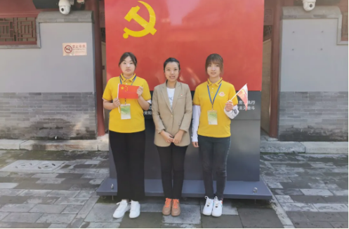 国庆假期，他（她）们只为心中的那一抹红！