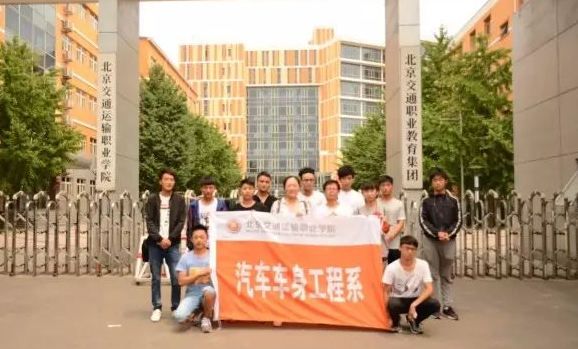 “缅怀革命先烈，重温入团誓词！