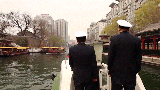 戴帽子的男人站在河边描述已自动生成