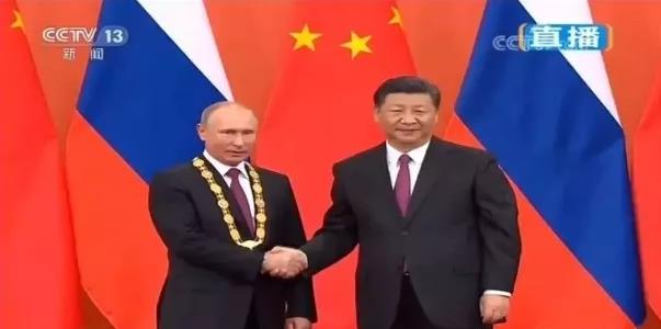 思想会客室——刚刚，习近平向普京颁授“友谊勋章”