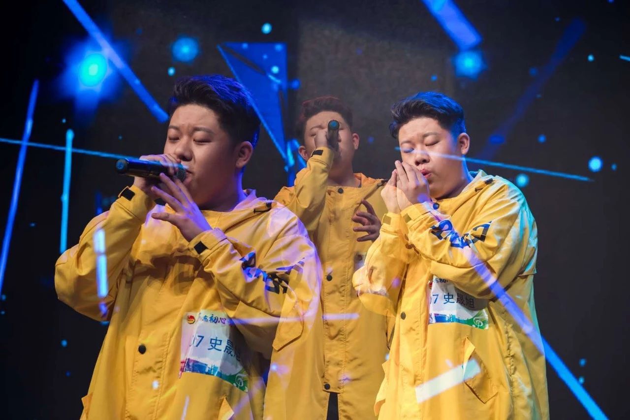 他是海淀校区小有名气的校园歌王，曾在“中国新歌声”的舞台上绽放光彩，音乐是他的梦想，他立志做交通系统中最会唱歌的列车司机