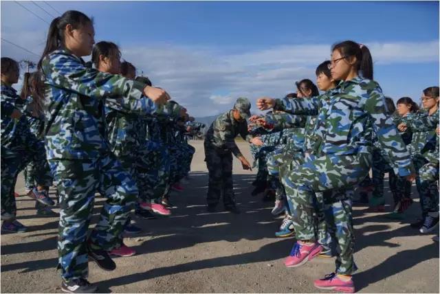 交通骄子，正式起航 | 学生们迎大风克服困难努力训练 军训团全体教师认真组织努力付出