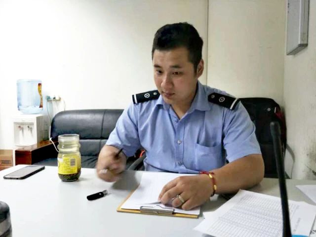 他追逐儿时梦想，从学生干部蜕变成为枢纽站领班，坚持站内站外安全第一，守护旅客个人安全就是守卫家庭幸福美满！