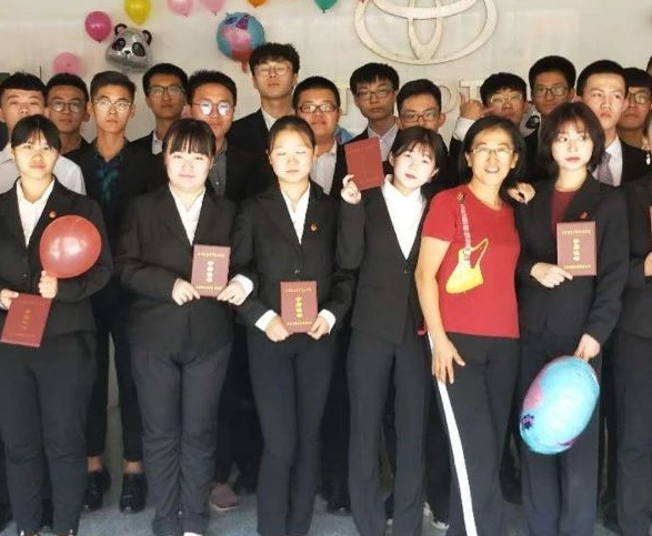 感恩│做有一个有理想有目标的大学生——15汽服1501班举行转段仪式