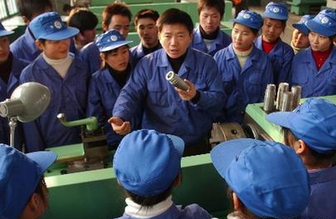 两会：“职业教育要培养高级技工”